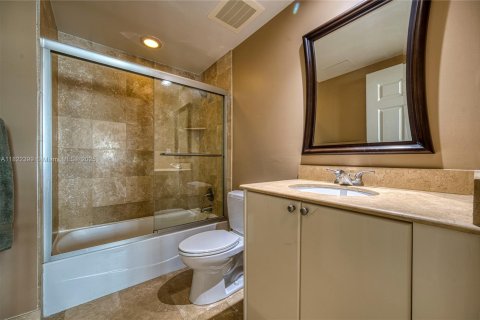 Condominio en venta en Hallandale Beach, Florida, 2 dormitorios, 97.73 m2 № 1937827 - foto 27