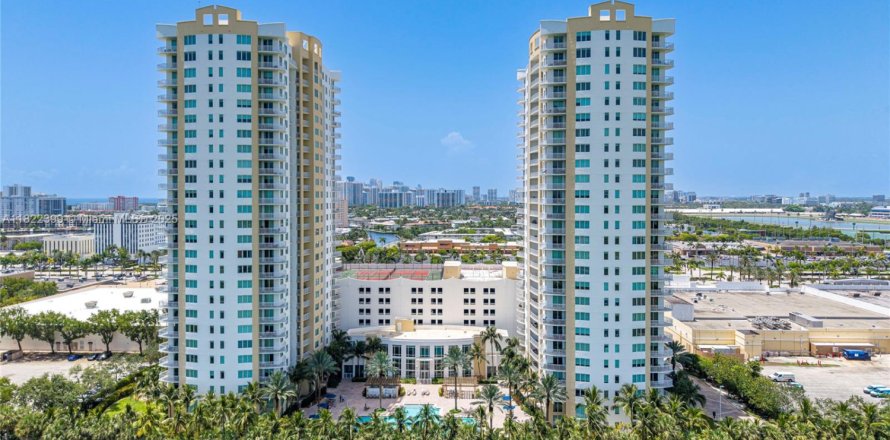 Condominio en Hallandale Beach, Florida, 2 dormitorios  № 1937827