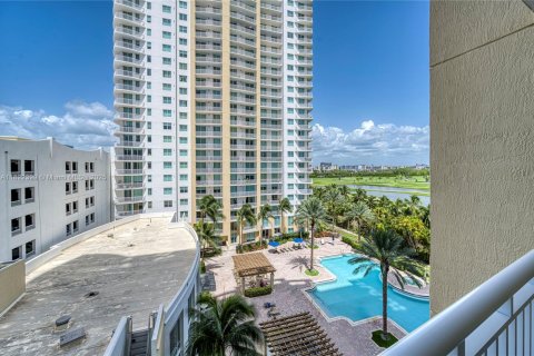 Condominio en venta en Hallandale Beach, Florida, 2 dormitorios, 97.73 m2 № 1937827 - foto 15