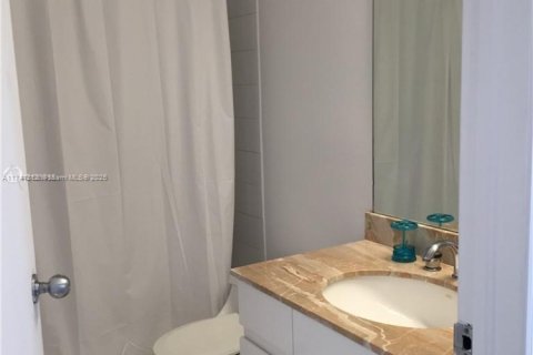 Condo in Miami, Florida, 2 bedrooms  № 1961225 - photo 12