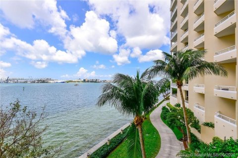 Condo in Miami, Florida, 2 bedrooms  № 1961225 - photo 3