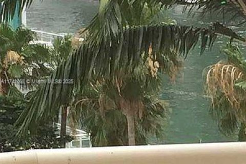 Condo in Miami, Florida, 2 bedrooms  № 1961225 - photo 15