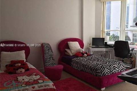 Condo in Miami, Florida, 2 bedrooms  № 1961225 - photo 11