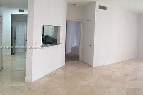 Condo in Miami, Florida, 2 bedrooms  № 1961225 - photo 5
