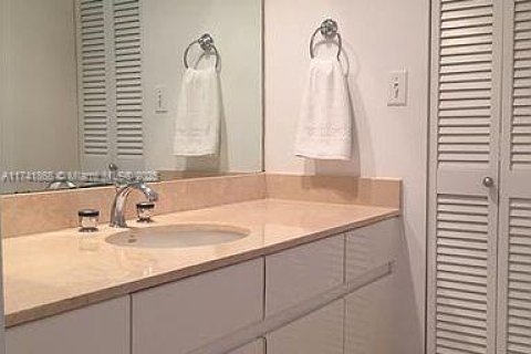 Condo in Miami, Florida, 2 bedrooms  № 1961225 - photo 10