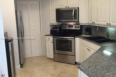 Condo in Miami, Florida, 2 bedrooms  № 1961225 - photo 6