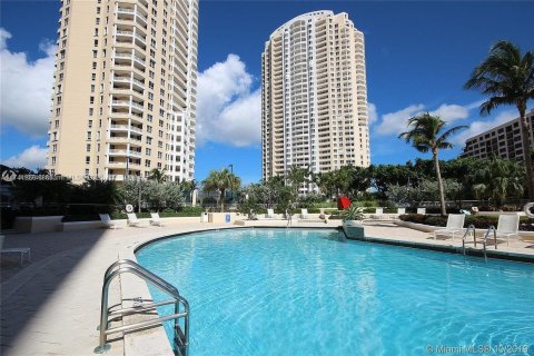 Condo in Miami, Florida, 2 bedrooms  № 1961225 - photo 1
