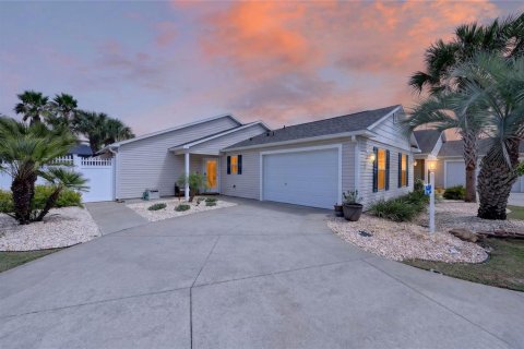 House in The Villages, Florida 3 bedrooms, 149.76 sq.m. № 2369320