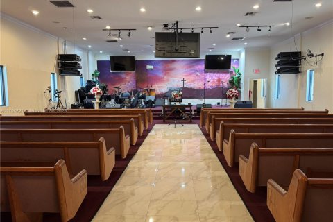 Commercial property in North Miami, Florida № 1958037 - photo 8