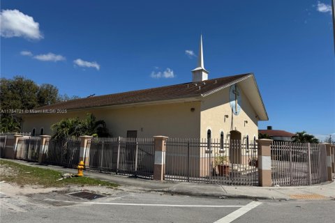Commercial property in North Miami, Florida № 1958037 - photo 2