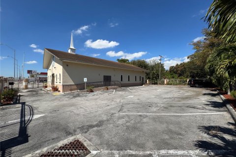 Commercial property in North Miami, Florida № 1958037 - photo 4