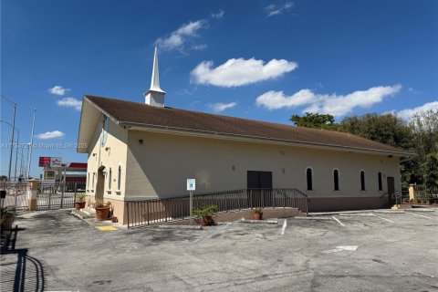 Commercial property in North Miami, Florida № 1958037 - photo 3