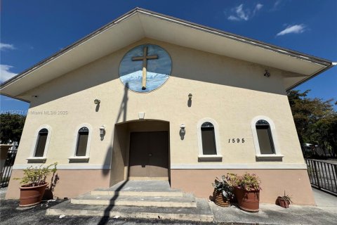 Commercial property in North Miami, Florida № 1958037 - photo 1