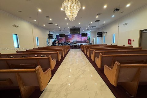 Commercial property in North Miami, Florida № 1958037 - photo 9