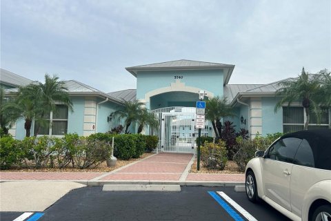 Condominio en alquiler en North Port, Florida, 2 dormitorios, 108.51 m2 № 1908490 - foto 4