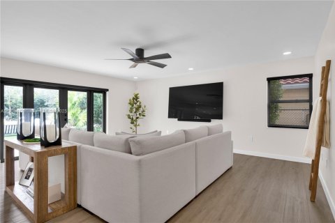 Casa en venta en Pembroke Pines, Florida, 5 dormitorios, 289.2 m2 № 1963766 - foto 29