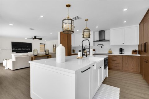 Casa en venta en Pembroke Pines, Florida, 5 dormitorios, 289.2 m2 № 1963766 - foto 23