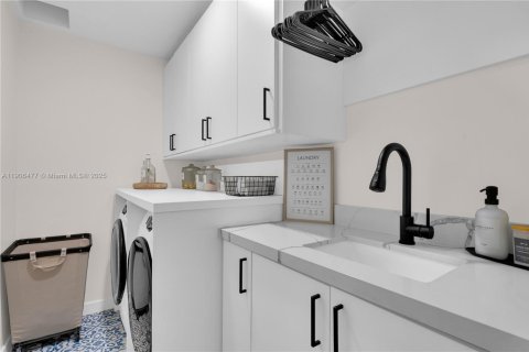 Casa en venta en Pembroke Pines, Florida, 5 dormitorios, 289.2 m2 № 1963766 - foto 30