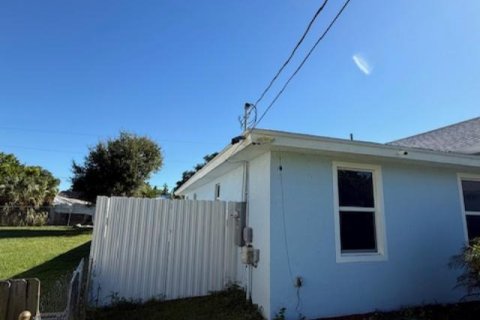 House in Port St. Lucie, Florida 4 bedrooms, 196.95 sq.m. № 2431317 - photo 17