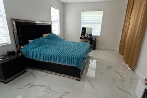 House in Port St. Lucie, Florida 4 bedrooms, 196.95 sq.m. № 2431317 - photo 6