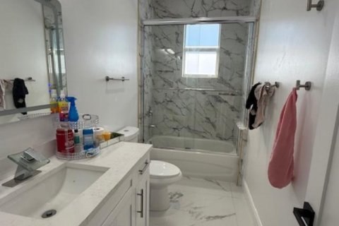 House in Port St. Lucie, Florida 4 bedrooms, 196.95 sq.m. № 2431317 - photo 14
