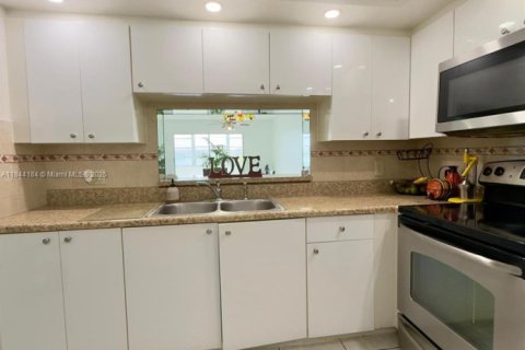 Condominio en venta en Pembroke Pines, Florida, 2 dormitorios, 110.74 m2 № 1845892 - foto 29