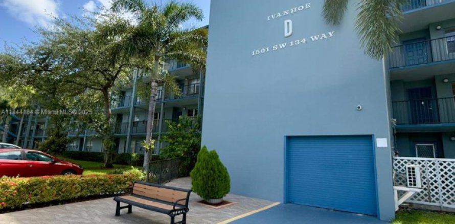 Condominio en Pembroke Pines, Florida, 2 dormitorios № 1845892