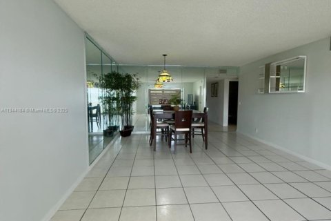 Condominio en venta en Pembroke Pines, Florida, 2 dormitorios, 110.74 m2 № 1845892 - foto 11