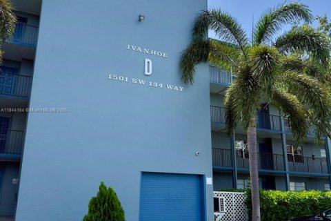 Condominio en venta en Pembroke Pines, Florida, 2 dormitorios, 110.74 m2 № 1845892 - foto 2