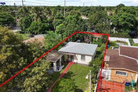 Casa en venta en Miami, Florida, 2 dormitorios, 85.28 m2 № 1953538 - foto 2