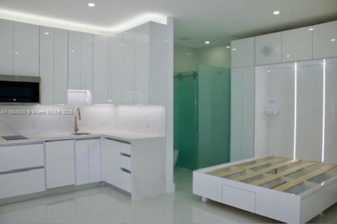 Immobilier commercial à louer à Miami, Floride: 1 chambre, 144.46 m2 № 1930361 - photo 2