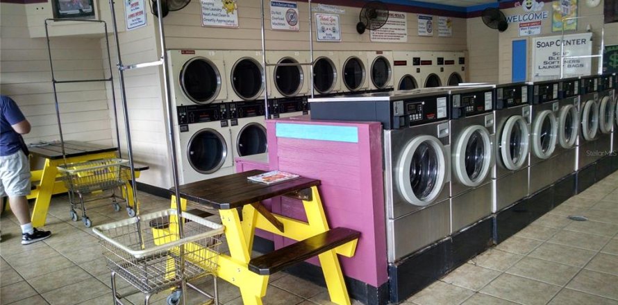 Commercial property in Deltona, Florida 148.64 sq.m. № 2376617