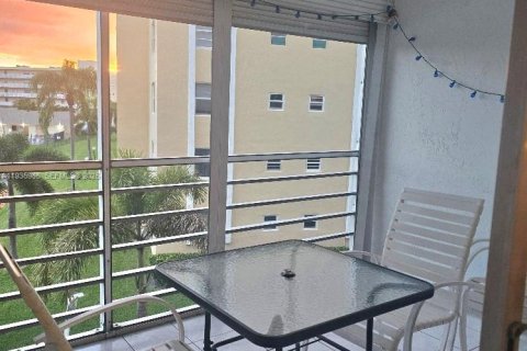 Condo in Dania Beach, Florida, 2 bedrooms  № 1994073 - photo 2