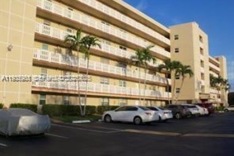 Condo in Dania Beach, Florida, 2 bedrooms  № 1994073 - photo 25