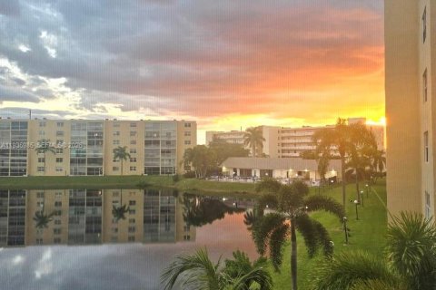 Condo in Dania Beach, Florida, 2 bedrooms  № 1994073 - photo 1