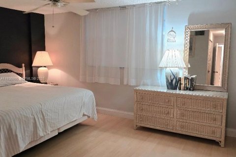 Condo in Dania Beach, Florida, 2 bedrooms  № 1994073 - photo 11