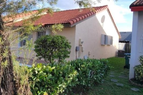 Casa en alquiler en Sweetwater, Florida, 3 dormitorios, 104.79 m2 № 1987463 - foto 3