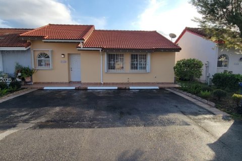 Casa en alquiler en Sweetwater, Florida, 3 dormitorios, 104.79 m2 № 1987463 - foto 1