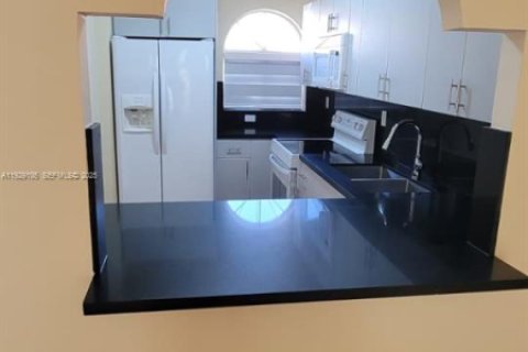 Casa en alquiler en Sweetwater, Florida, 3 dormitorios, 104.79 m2 № 1987463 - foto 7