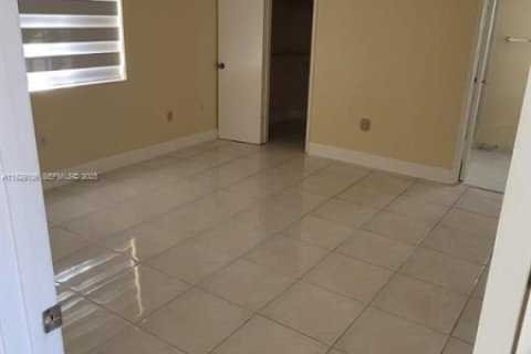 Casa en alquiler en Sweetwater, Florida, 3 dormitorios, 104.79 m2 № 1987463 - foto 14