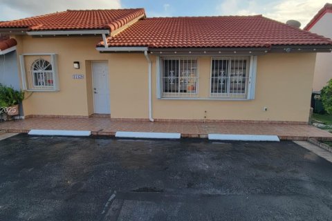 Casa en alquiler en Sweetwater, Florida, 3 dormitorios, 104.79 m2 № 1987463 - foto 2