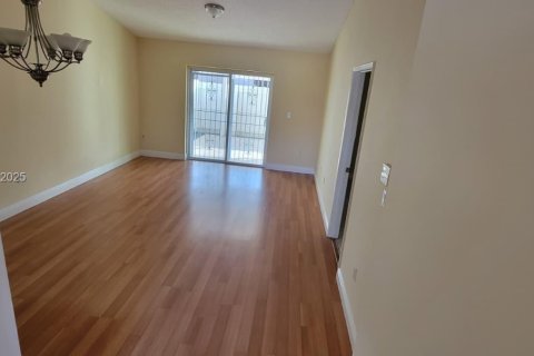 Casa en alquiler en Sweetwater, Florida, 3 dormitorios, 104.79 m2 № 1987463 - foto 5