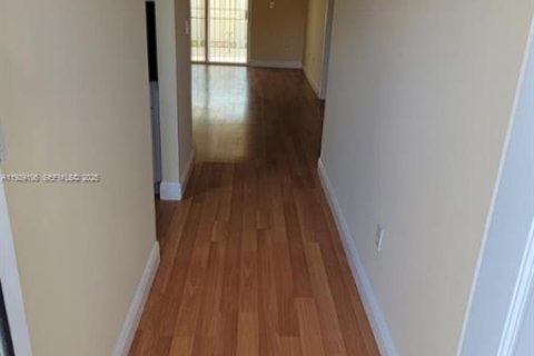 Casa en alquiler en Sweetwater, Florida, 3 dormitorios, 104.79 m2 № 1987463 - foto 4