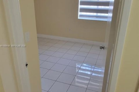 Casa en alquiler en Sweetwater, Florida, 3 dormitorios, 104.79 m2 № 1987463 - foto 18