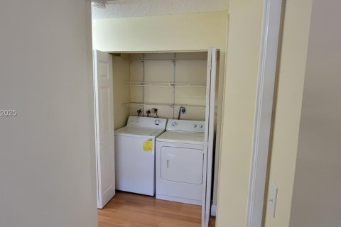 Casa en alquiler en Sweetwater, Florida, 3 dormitorios, 104.79 m2 № 1987463 - foto 13