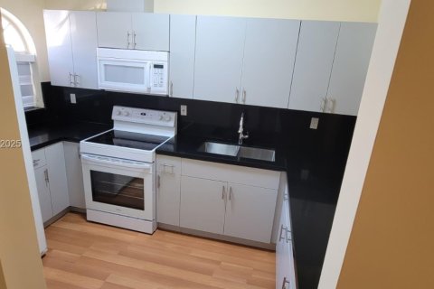 Casa en alquiler en Sweetwater, Florida, 3 dormitorios, 104.79 m2 № 1987463 - foto 11