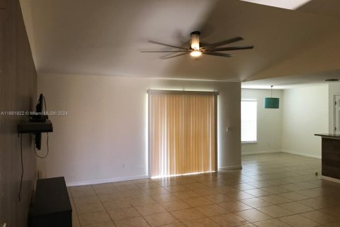 Villa ou maison à louer à Cape Coral, Floride: 3 chambres № 1731663 - photo 19