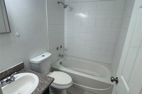 Townhouse in Leesburg, Florida 2 bedrooms, 87.14 sq.m. № 2210742 - photo 12