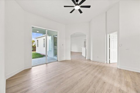House in Port St. Lucie, Florida 5 bedrooms, 235.51 sq.m. № 2352727 - photo 11