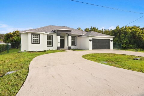 House in Port St. Lucie, Florida 5 bedrooms, 235.51 sq.m. № 2352727 - photo 5